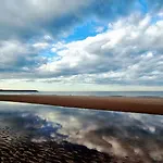 Bliss On The Bay - Part Of The The Bay Village With Pool, Gym And Direct Access, Pub, Restaurant, Tennis And Meadows Walks *